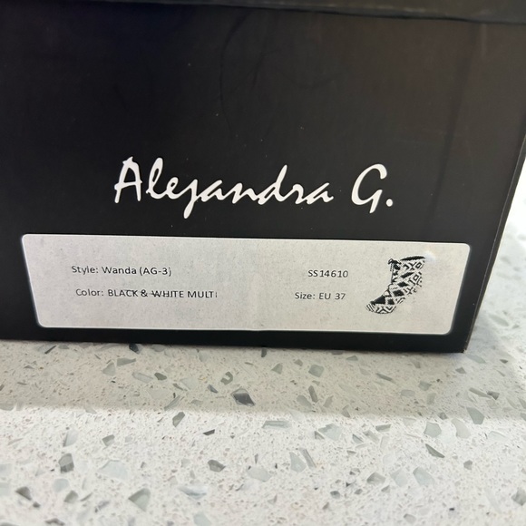 ⬇️PRICE 💐 Alejandra G - Black and White Bootie Heel - Size 37 - Picture 11 of 12
